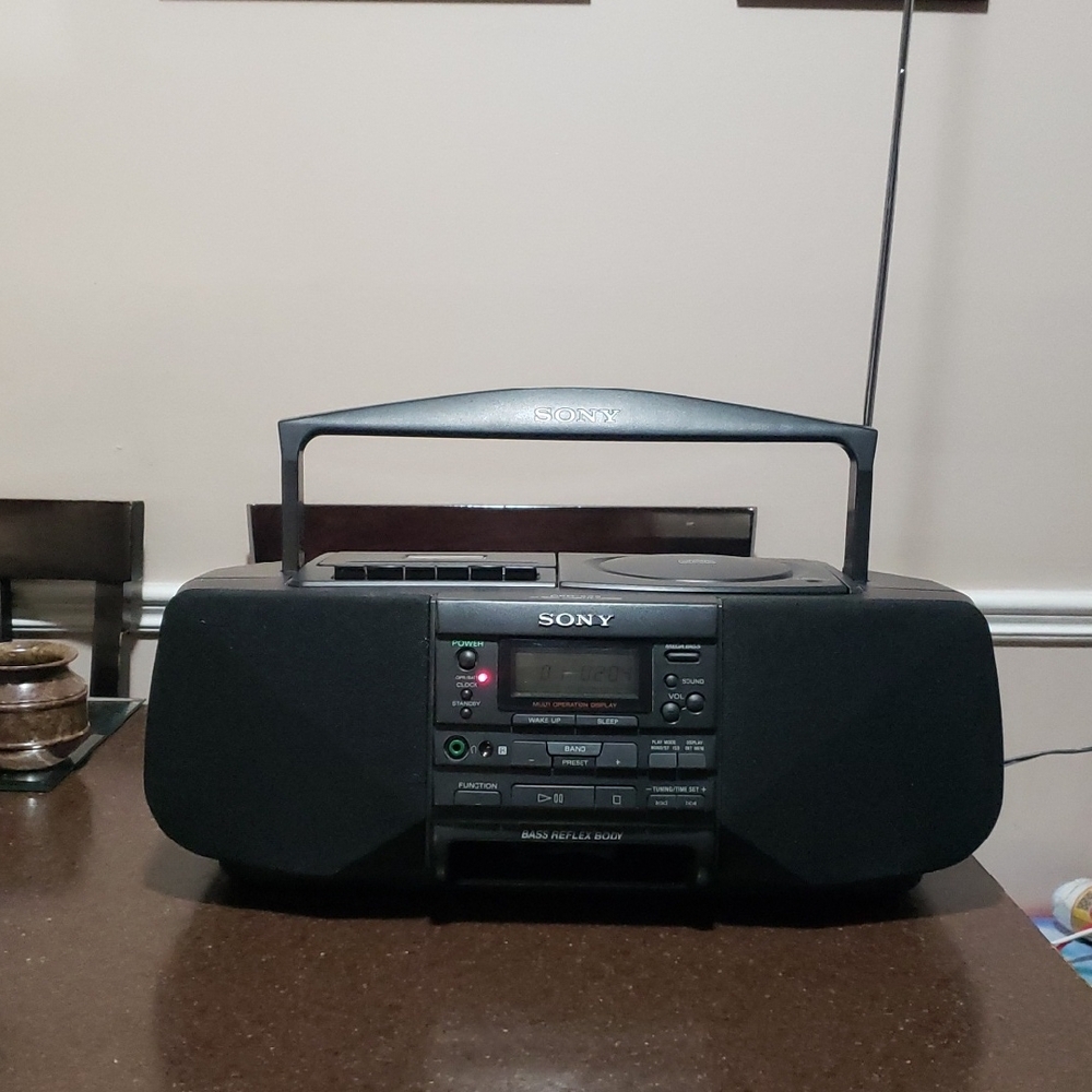Sony CFD-S33 AM/FM Stereo CD Radio Cassette-Corder Player with Remote.